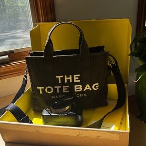 Marc Jacobs Black Canvas Tote Bag and The Sunglasses combo.